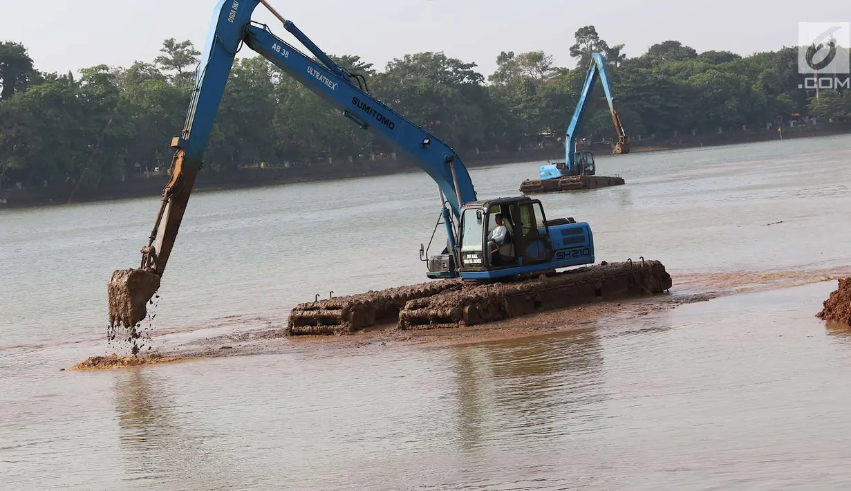Alat berat mengeruk lumpur di kawasan Setu Babakan, Jakarta, Senin (7/5). Selain untuk menambah daya tampung air, pengerukan juga sebagai salah satu langkah pencegahan banjir di Ibu Kota. (Liputan6.com/Immanuel Antonius)
