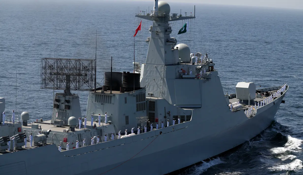 Sebuah kapal perang China mengikuti latihan multinasional AMAN-23 di Laut Arab dekat Karachi, Pakistan, 13 Februari 2023. Kapal perang lebih dari 50 negara termasuk Amerika Serikat, China, Jepang, dan Indonesia berpartisipasi dalam latihan multinasional lima hari yang diselenggarakan oleh Angkatan Laut Pakistan di Laut Arab untuk meningkatkan kerja sama dalam menjaga keamanan laut dari perompak, teroris, dan penyelundup. (AP Photo/Fareed Khan)