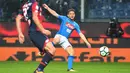 Aksi pemain Napoli, Dries Mertens melepaskan tembakan ke gawang Genoa pada lanjutan Serie A di Luigi Ferraris stadium, Genoa, (25/10/2017). Napoli menang 3–2. (Luca Zennaro/ANSA via AP)