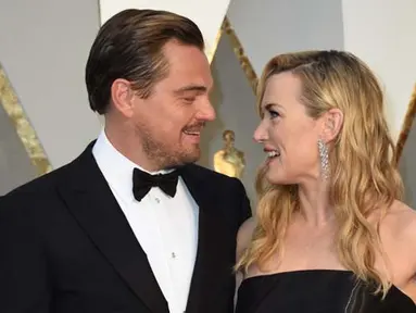 Saking dekatnya Leonardo DiCaprio dan Kate Winslet, hingga kini belum juga diketahui hubungan mereka yang sebenarnya. Apakah hanya sebagai sepasang sahabat atau ada hubungan spesial lainnya. (AFP/Valerie Macon)