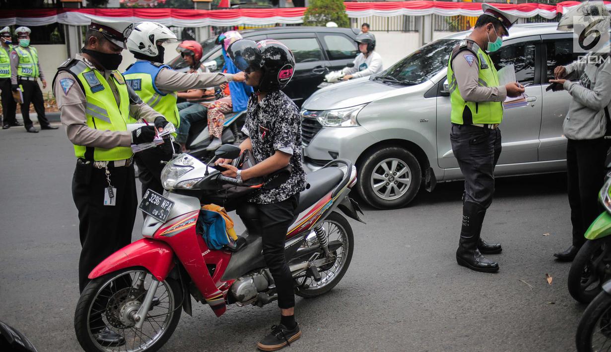 Polisi lalu lintas menindak pengendara sepeda motor saat razia Operasi Patuh Jaya 2019 di kawasan Kemanggisan, Jakarta, Kamis (29/8/2019). Diketahui, Operasi Patuh Jaya 2019 di wilayah hukum Polda Metro Jaya mulai digelar hari ini hingga 11 September 2019. (Liputan6.com/Faizal Fanani)