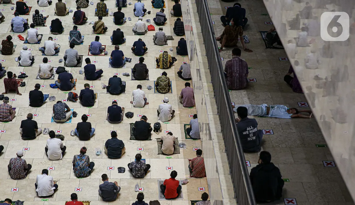 Umat muslim melaksanakan sholat Jumat terakhir pada Ramadhan 1442 H di Masjid Istiqlal, Jakarta, Jumat (7/5/2021). Berdasarkan hisab, lebaran Idul Fitri jatuh pada 13 Mei 2021 sementara pelaksanaan rukyatul hilal (melihat posisi bulan) akan dilakukan sehari sebelumnya. (Liputan6.com/Faizal Fanani)