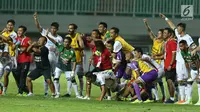 Pemain Bali United merayakan kemenangan atas PS TNI dilanjutan Liga 1 Indonesia di Stadion Pakansari, Kab Bogor, Senin (10/7). Laga dimenangkan Bali United dengan skor 4-3. (Liputan6.com/Helmi Fithriansyah
