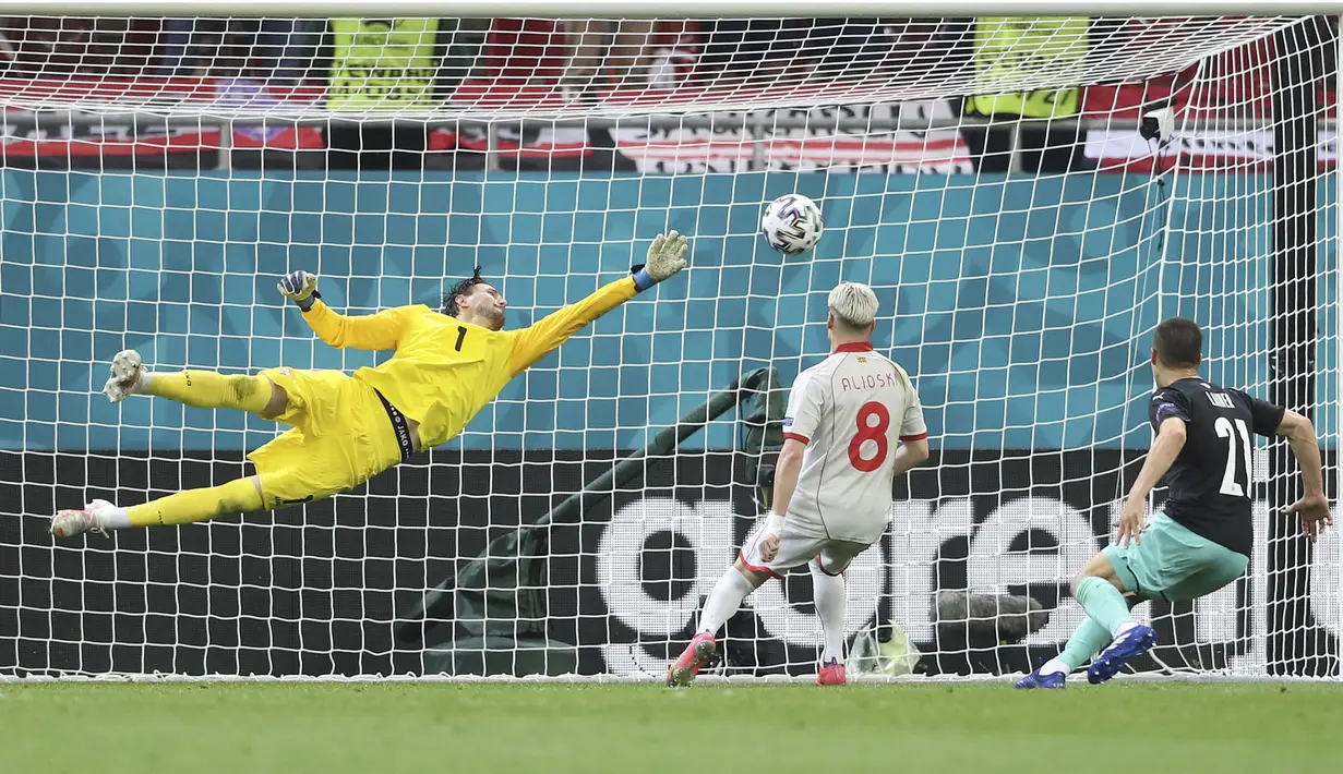 Pada babak kedua, Austria semakin mendominasi dan terus membombardir lini pertahanan Makedonia Utara. Misi mencetak gol kedua tercapai pada menit ke-78 melalui pemain pengganti, Michael Gregoritsch. (Marko Djurica/Pool via AP)