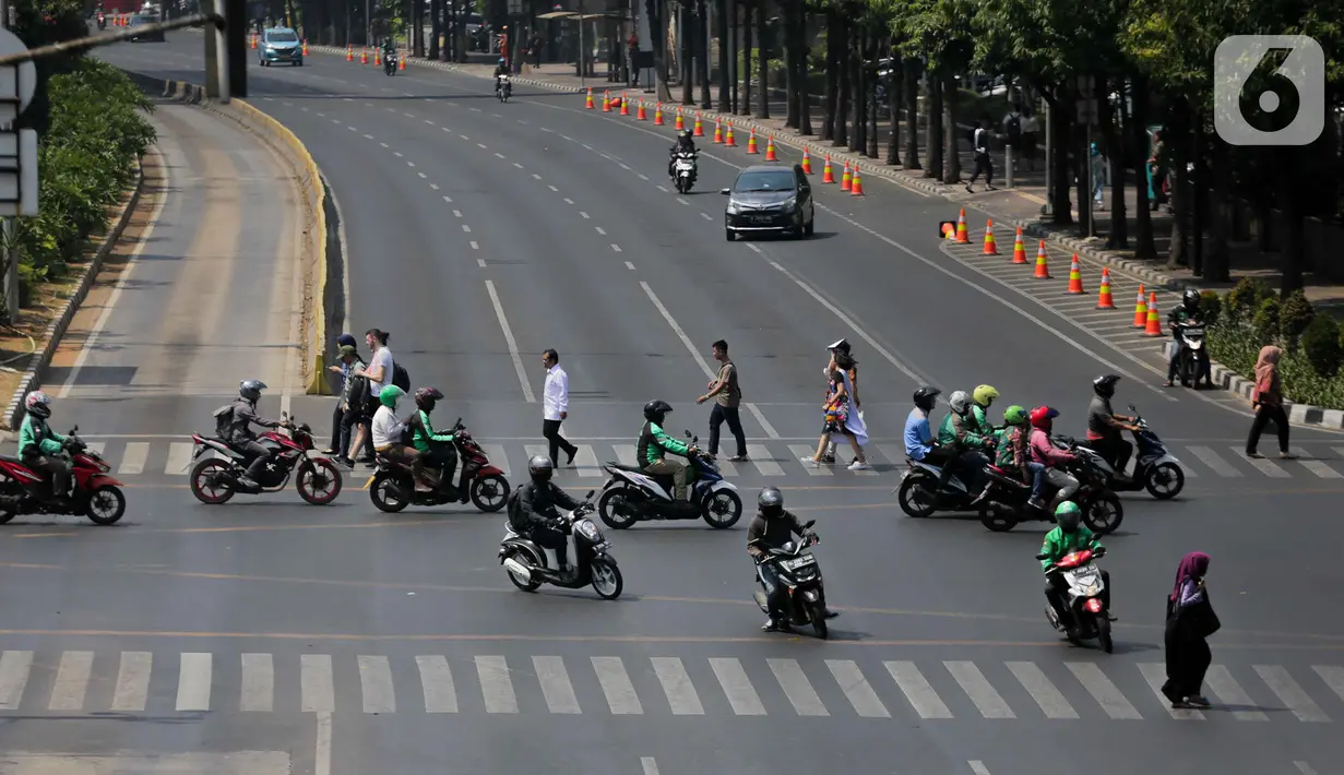 Kondisi lalu lintas di Jalan MH Thamrin, Jakarta, Rabu (2/10/2019). Jalan MH Thamrin yang biasanya ramai beberapa hari terakhir terpantau lengang. (Liputan6.com/Faizal Fanani)