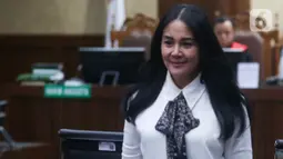 Aksi Rafael Alun turut melibatkan keluarganya. Pertama, istri Rafael, yaitu Ernie Meike Torondek ikut disebut dalam dakwaan. (Liputan6.com/Herman Zakharia)