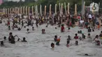 Pengunjung memadati kawasan Pantai Ancol di Taman Impian Jaya Ancol, Jakarta, Rabu (4/5/2022). Objek wisata tersebut kembali ramai dikunjungi wisatawan pada saat liburan Hari Raya Idul Fitri 1443 H setelah dua tahun sebelumnya sempat mengalami penurunan kunjungan wisatawan akibat pandemi Covid-19. (Liputan6.com/Herman Zakharia)
