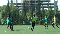 Timnas Indonesia U-19 saat berlatih di Lapangan Football Plus Arena, Jalan Sersan Bajuri Lembang, Kabupaten Bandung Barat, Rabu (25/10/2017). (Bola.com/Muhammad Ginanjar)