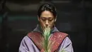 <p>Lee Do Hyun berperan sebagai Bong Gil, seorang dukun yang ahli dalam mantra. Potongan gambar yang dirilis menampilkan suasana meresahkan yang dihadapi keempat karakter yang terjerat kasus misterius. (Foto: Showbox via Soompi)</p>