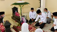 Presiden Jokowi bersimpuh di samping makam sang ibu. (Dok Agus Suparto/Setpres)