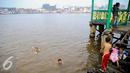Sejumlah anak – anak berenang dan bermain di Sungai Kapuas, Pontianak, Kalimantan Barat, Sabtu (22/8/2015). Anak-anak yang tinggal sekitar Sungai Kapuas biasa mandi dan berenang di aliran tersebut setiap pagi dan sore hari. (Liputan6.com/Faizal Fanani)