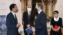 Presiden Joko Widodo (kiri) berbincang dengan Menteri Luar Negeri AS Antony Blinken disaksikan Duta Besar AS untuk Indonesia Sung Kim dan Menteri Luar Negeri Indonesia Retno Marsudi saat pertemuan di Istana Merdeka, Jakarta, 13 Desember 2021. (Agus Suparto, Indonesian Presidential Palace via AP)