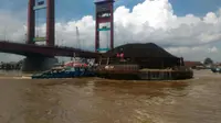 Kapal tongkang batubara yang menabrak fender Jembatan Ampera (Liputan6.com / Nefri Inge)