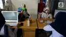 Pemudik menjalani tes GeNose sebelum berangkat dari Terminal Poris Pelawad, Kota Tangerang, Banten, Rabu (5/5/2021). H-1 pemberlakuan larangan mudik, banyak warga memilih mudik lebih awal dan harus melakukan tes COVID-19 19 sebelum diberangkatkan ke kota tujuan. (Liputan6.com/Angga Yuniar)