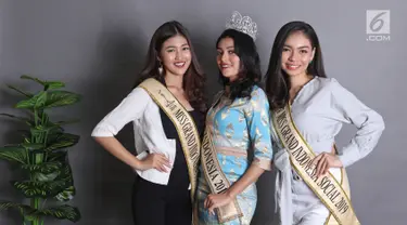 Miss Grand Indonesia 2019 Sarlin Jones (tengah) bersama runner up 1 Cindy Yuliani (kiri) dan runner up 2 Gabriella Hutahaean (kanan) berpose di Kantor KLY, Jakarta, Selasa (3/9/2019). Miss Grand Indonesia 2019 diikuti 34 finalis dari seluruh provinsi di Tanah Air. (Liputan6.com/Herman Zakharia)