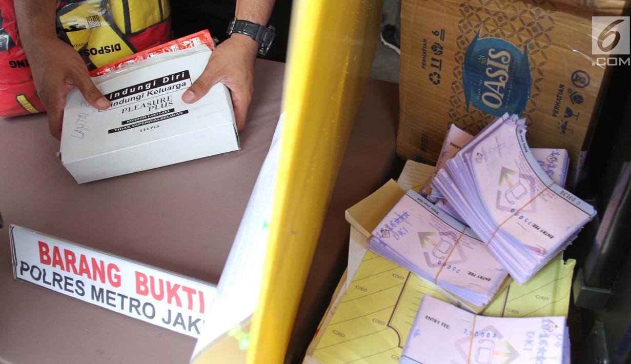 Polisi menunjukkan barang bukti hasil penggerebekan PT. Atlantis Jaya di Mapolres Jakarta Utara, Senin (22/5). Acara bertajuk 'The Wild One' yang digelar PT. Atlantis Jaya menjadi pesta seks homoseksual. (Liputan6.com/Gempur M Surya)