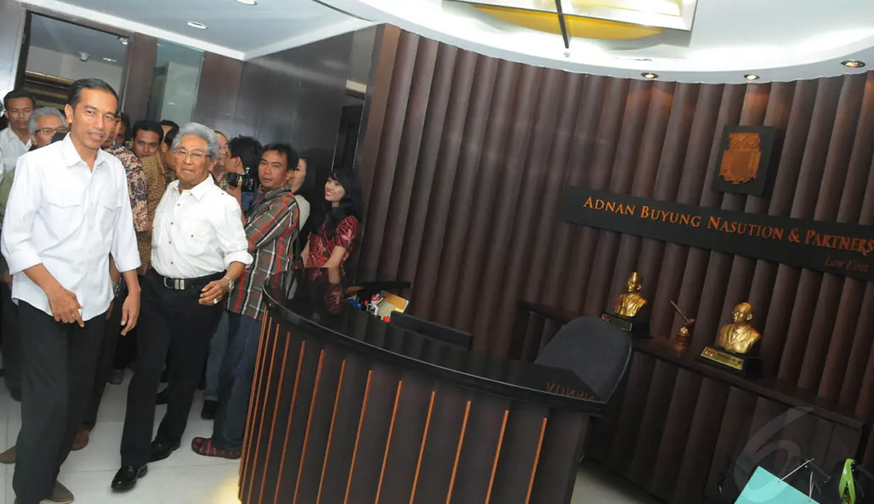 Jokowi saat keluar dari ruangan diskusi di Gedung Alstom Jl TB Simatupang, Jumat, (16/5/2014) (Liputan6.com/Herman Zakharia)