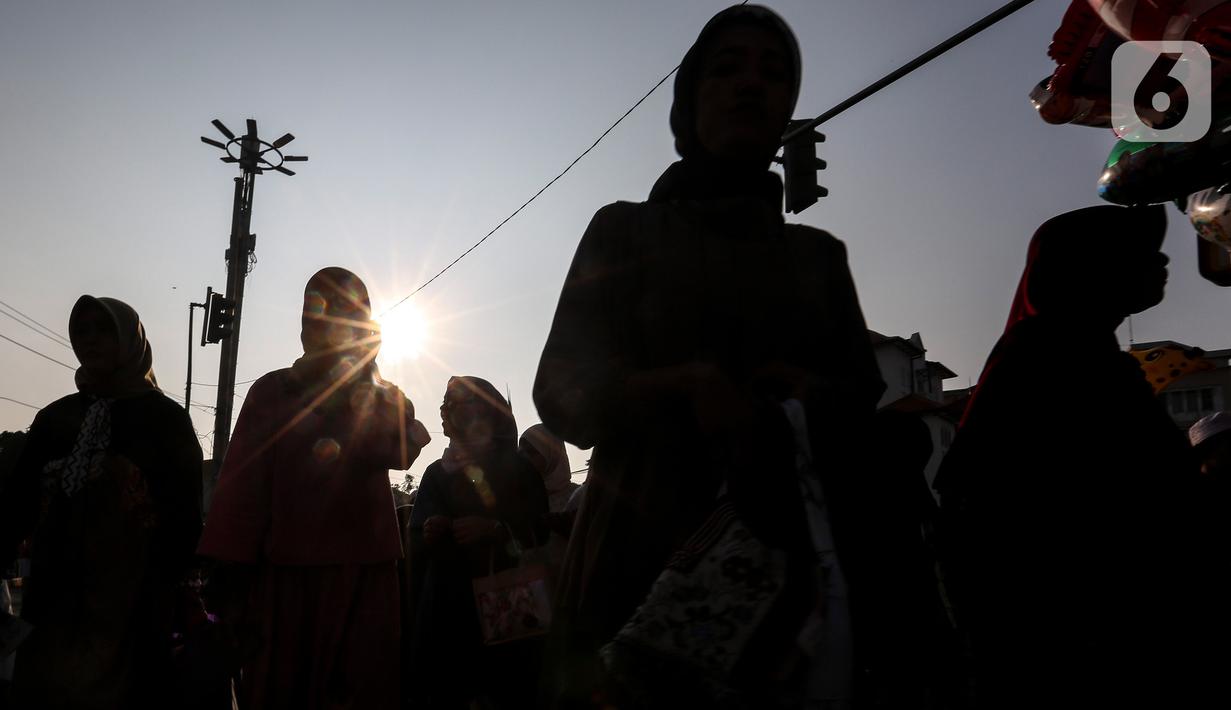 Sejak pukul 5.45 warga sudah memenuhi kedua ruas jalan di kawasan tersebut.  (Liputan6.com/Johan Tallo)