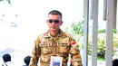 Rio Dewanto berjalan menuju lokasi pengambilan gambar “Garuda 23” di Bandara Halim Perdanakusuma, Jakarta, Jumat (29/7). Rio mendalami karakter sebagai Kapten Satria setelah berlatih di Yonif Para Raider 328 Kostrad. (Liputan6.com/Helmi Fithriasyah)