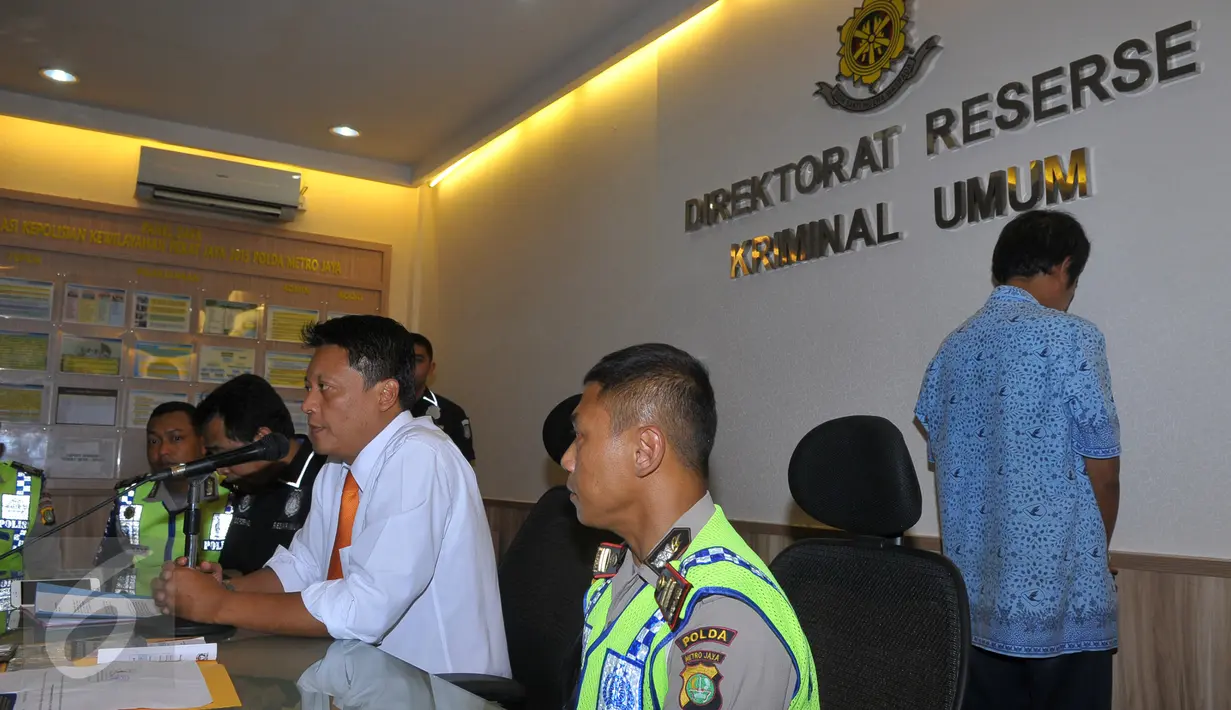 Polda Metro Jaya menggelar konferensi pers terkait supir taksi yang menabrak anggota Polantas di Cawang pada 30 September pukul 17.30 wib, Jakarta, Kamis (1/10/2015). Supir taksi yang bernama Daniel Cesar kini diamankan Polisi.(Liputan6.com/Faisal R Syam)