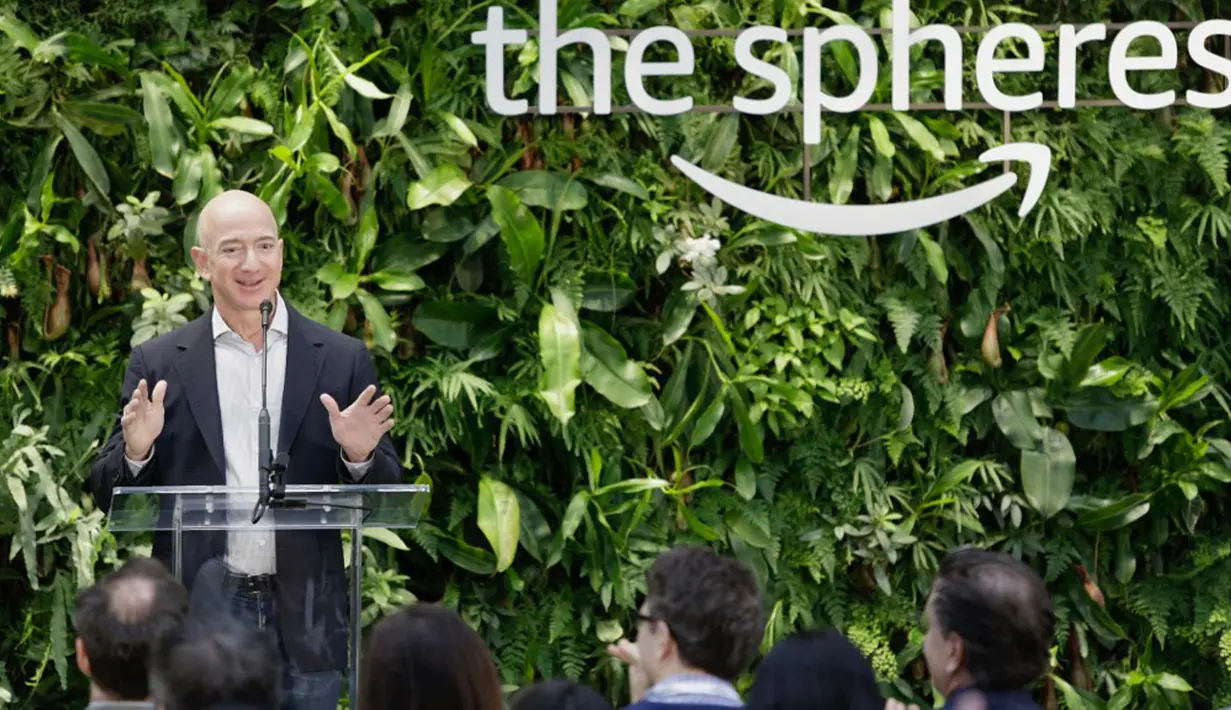 CEO Amazon Jeff Bezos berbicara pada pembukaan Amazon Spheres di Seattle, Washington, Amerika Serikat, 29 Januari 2018. Jeff Bezos dikabarkan akan fokus pada inisiatif Bezos Earth Fund hingga Blue Origin, tetapi ia akan tetap memantau perkembangan di Amazon. (JASON REDMOND/AFP)