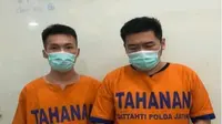Dua pelaku penjual kosmetik palsu diamankan di Polda Jatim. (Dian Kurniawan/Liputan6.com)