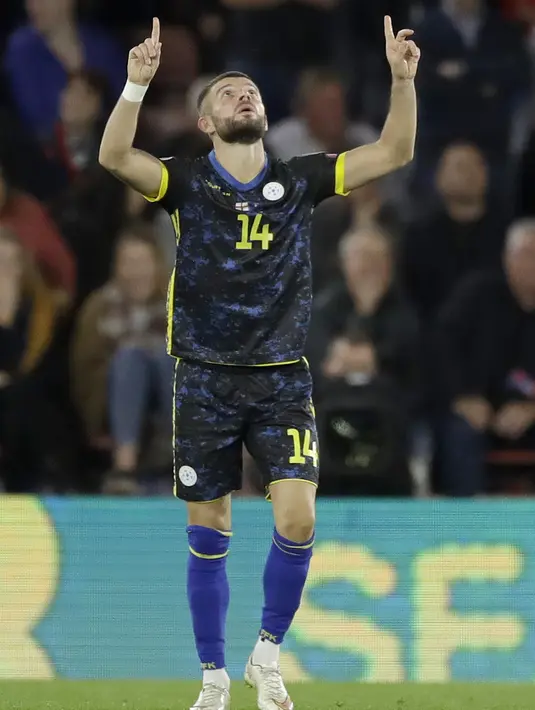 Gelandang Kosovo, Valon Berisha berselebrasi usai mencetak gol ke gawang Inggris pada pertandingan grup A Kualifikasi Euro 2020 di Stadion St Mary di Southampton (10/9/2019). Inggris menang telak atas Kovoso 5-3. (AP Photo/Matt Dunham)