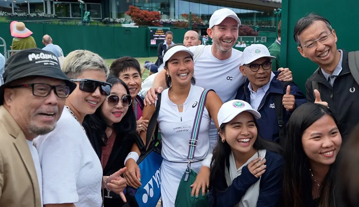 Ganda campuran Aldila Sutjiadi/Matwe Middelkoop merayakan kemenangan bersama para pendukungnya setelah mengalahkan pasangan Marta Kostyuk (Ukraina)/Marcelo Arevalo (El Salvador) pada laga perempatfinal turnamen tenis Grand Slam Wimbledon 2023 di All England Tennis Club, Wimbledon, Inggris, Selasa (11/7/2023). Aldila/Middelkoop menang dua set langsung 7-5, 7-6 (5). (www.instagram.com/dila11)