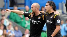 Gelandang Manchester City, Stephen Ireland merayakan golnya bersama Carlos Tevez dalam partai Liga Premier antara Blackburn Rovers versus Manchester City di Ewood Park, Blackburn, 15 Agustus 2009. AFP PHOTO/Martin Elliot