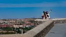 Para turis berswafoto di kota tua Toledo, Spanyol, pada 22 September 2020. Pariwisata di Toledo terdampak keras oleh pandemi COVID-19. (Xinhua/Meng Dingbo)