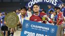 Para pemain Persita Tangerang memamerkan medali dan trofi usal menjuarai ajang Elite Pro Academi kategori U-20 2024/2025 di Stadion Patriot Chandrabhaga, Bekasi pada Sabtu (22/2/2025). (Bola.com/Abdul Aziz)
