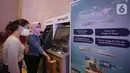 Pengunjung melakukan pembukaan rekening BNI menggunakan BNI Digi CS pada penyelenggaraan GATF Hybrid 2021, Sabtu (11/12/2021). Program “Best Deal” menuju 11 destinasi domestik untuk membantu menggerakkan perekonomian di Indonesia di masa pandemi. (Liputan6.com/Fery Pradolo)
