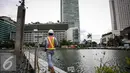 Pekerja melintas di kolam Bundaran HI, Jakarta, Rabu (23/3). Pemasangan penyanggah bertujuan untuk menahan Tugu Selamat Datang di Bundaran HI dari getaran saat Bor Antareja proyek Mass Rapid Transit (MRT) melintas dibawahnya. (Liputan6.com/Faizal Fanani)
