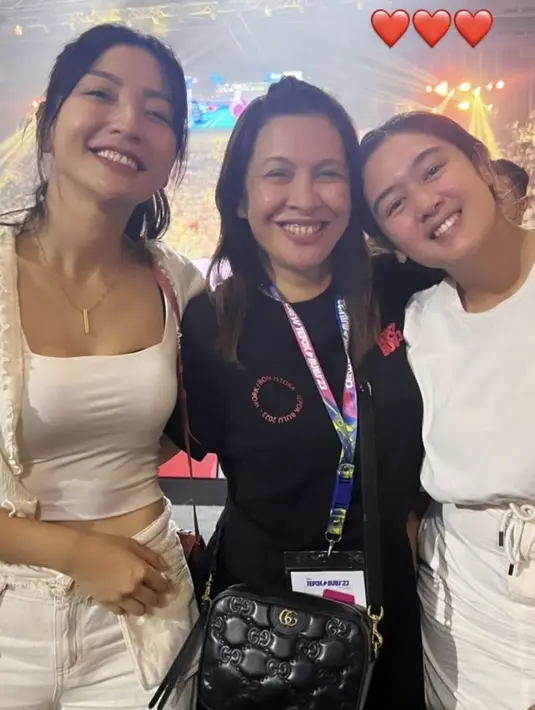 Irfita Karina Karamoy, istri Vincent juga hadir mengenakan tshirt hitam dipadukan bawahan warna serasi. Ia mengenakan sling bag hitam Gucci.  [@hestipurwadinata]