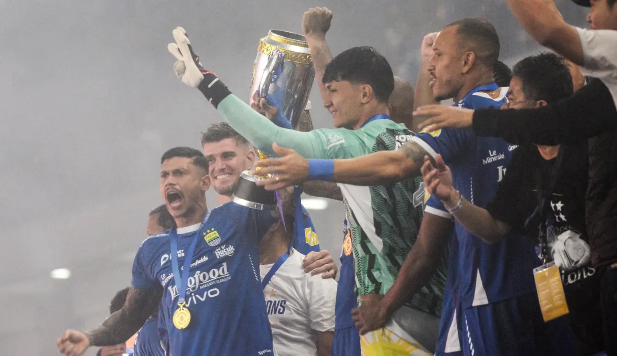 Sebelumnya, pada laga pamungkas di kompetisi BRI Liga 1 Indonesia musim 2024-2025 yang dilangsungkan di Stadion Gelora Bandung Lautan Api (GBLA), Bandung, Jawa Barat, 24 Mei 2025, Persib menang 3-2 atas Persis. (Timur Matahari/AFP)