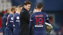 Pelatih Paris Saint-Germain (PSG), Mauricio Pochettino, berbincang dengan Pablo Sarabia usai pertandingan melawan Brest pada laga Liga Prancis di Stadion Parc des Princes, Sabtu (9/1/2021). PSG menang dengan skor 3-0. (AP Photo/Francois Mori)
