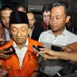 Tersangka Fuad Amin Imron saat menjawab pertanyaan wartawan yang menunggunya di Gedung KPK, Jakarta, Selasa (2/12/2014). (Liputan6.com/Miftahul Hayat)