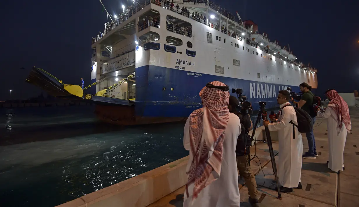 Arab Saudi telah menerima beberapa gelombang pengungsi melalui udara dan laut, dimulai dengan kapal yang tiba di Jeddah pada hari Sabtu lalu membawa 150 orang termasuk diplomat dan pejabat asing. (AFP/Amer Hilabi)