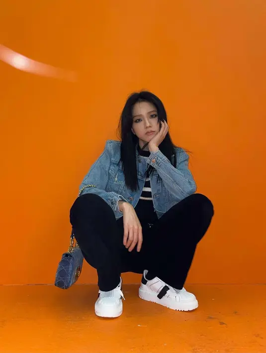 Inspirasi tampilan kasual lainnya bisa disontek dari Jisoo BLACKPINK untuk memadukan warna navy. Stripe T-shirt yang dipadukan dengan boyfriend jeans. Sebagai sentuhan navy, Jisoo memilih denim jacket dan shoulder bag dari Christian Dior. (instagram/sooyaaa__)