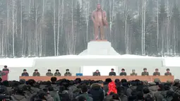Pemimpin Korea Utara Kim Jong-un (tengah) menghadiri upacara peresmian Kota Samjiyon di Korea Utara, Senin (2/12/2019). Kota Samjiyon dianggap sebagai utopis sosialis. (STR/AFP/KCNA MELALUI KNS)