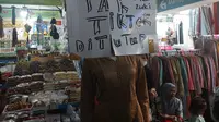 Para pedagang di Pasar Tanah Abang menulis permintaannya untuk menutup platform digital seperti TikTok Shop yang dinilai merebut pasar mereka. (dok: Arief)