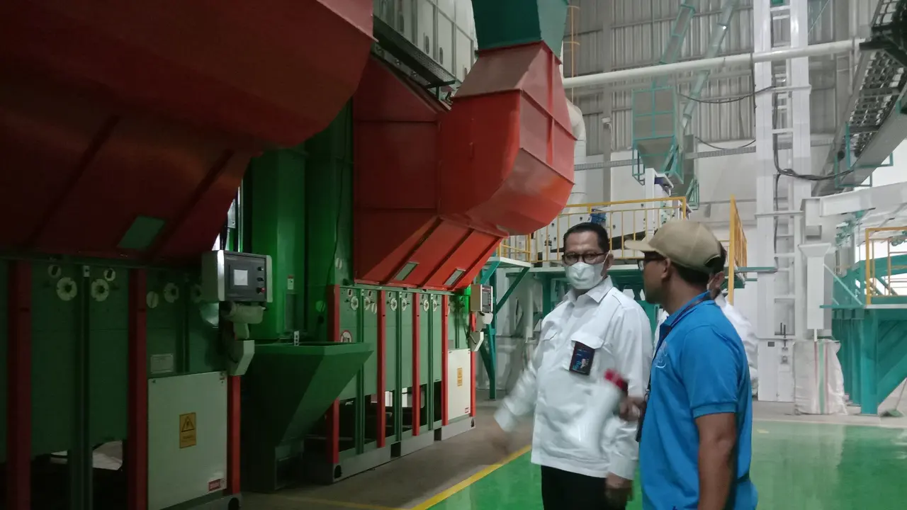 Direktur Utama Perum Bulog Budi Waseso saat berkunjung ke MRMP Kendal, Jawa Tengah, Kamis (21/7/2022).
