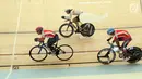 Tiga atlet tim para cycling Indonesia melakukan latihan di track Velodrome, Rawamangun, Jakarta, Selasa (2/10). 14 atlet para cycling akan berlaga pada Asian Para Games 2018 pada 6 hingga 13 Oktober mendatang. (Liputan6.com/Helmi Fithriansyah)