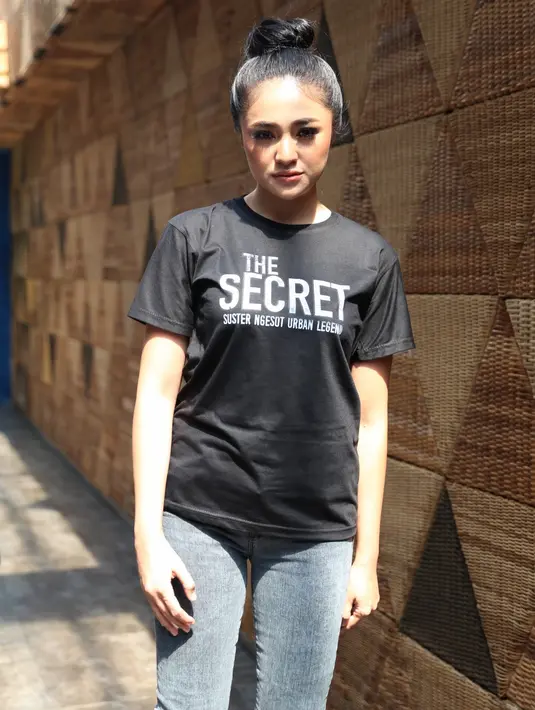 Tidak banyak yang diceritakan oleh Marshanda terkait peran barunya dalam film horor perdananya tersebut. Selain itu, main film horor ini juga sebagai bentuk pembuktiannya sebagai penakut. (Nurwahyunan/Bintang.com)