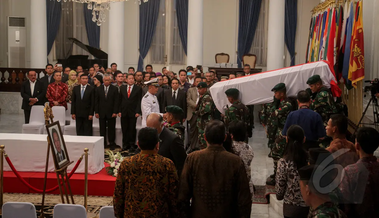 Sejumlah prajurit TNI mengusung peti jenazah Dubes Indonesia untuk Pakistan, Almarhum Burhan Muhammad di Gedung Pancasila Kemenlu, Jakarta, Selasa (19/5). Burhan wafat setelah menjalani perawatan pasca kecelakaan helikopter. (Liputan6.com/Faizal Fanani)