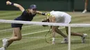 Magdalena Rybarikova terjatuh saat gagal menjangkau bola hasil pukulan Garbine Muguruza pada laga semifinal tunggal putri Wimbledon 2017 di London, (13/7/2017).  (AP/Tim Ireland)