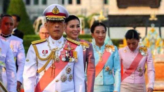Raja Thailand Isolasi Diri Bersama 20 Selirnya ke Jerman