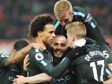 Pemain Manchester City, David Silva bersama rekan setimnya merayakan gol ke gawang Stoke City pada pertandingan pekan ke-30 Premier League di bet365 Stadium, Selasa (13/3). David Silva memborong dua gol kemenangan Manchester City. (AP/Rui Vieira)