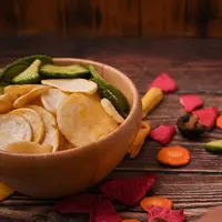 Lagi diet tergoda untuk nyemil keripik seperti teman-temanmu? Yuk, kita intip cara membuat keripik sayuran yang renyah dan aman untuk dikonsumsi di rumah. (Sumber: Freepik/sodawhiskey).