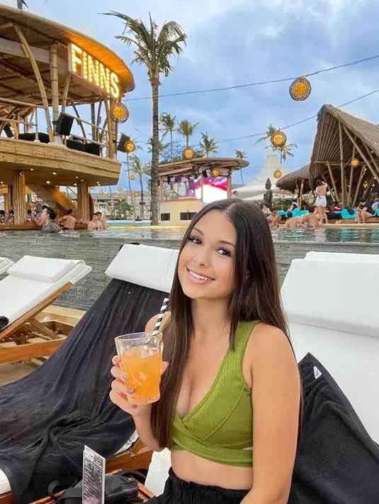 Ria Andrews yang merupakan travel blogger asal Inggris sering membagikan fotonya yang cantik di akun Instagram pribadinya. (FOTO: instagram.com/ria.travelwithmeri/)